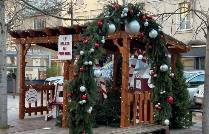 traders and municipal agents mobilized for Christmas decorations