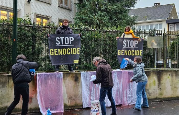 Fake blood spilled in front of the Israeli embassy to denounce the “genocide” in Gaza