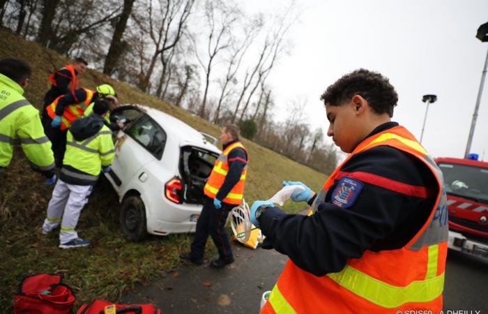 a car crashed on the shoulder and a seriously injured person before the Troissereux tunnel