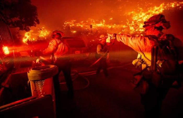 thousands of people evacuated from Malibu, in the grip of a major fire