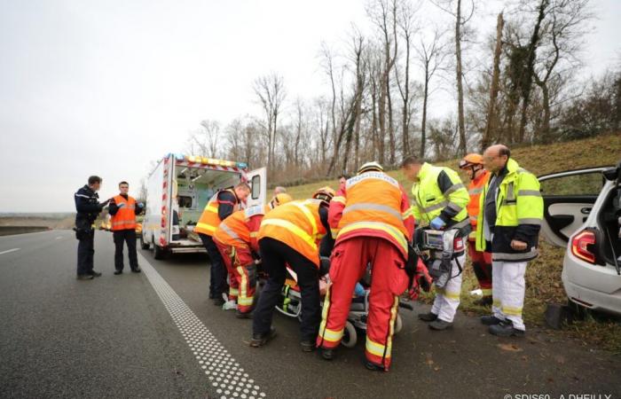 a car crashed on the shoulder and a seriously injured person before the Troissereux tunnel