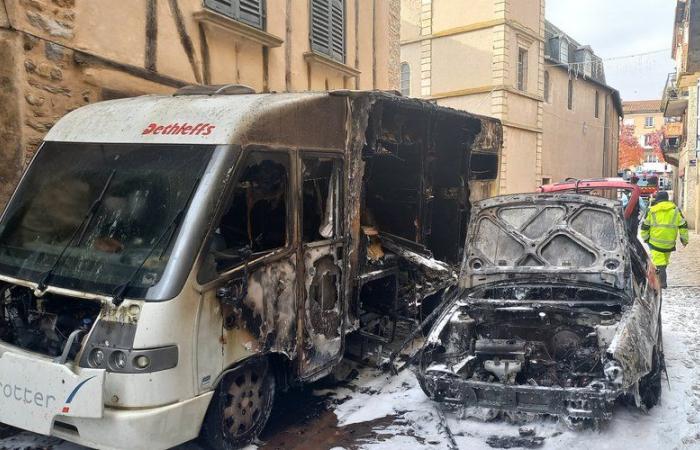 A car on fire in the heart of the Villefranche bastide town, the fire spreads to a camper van