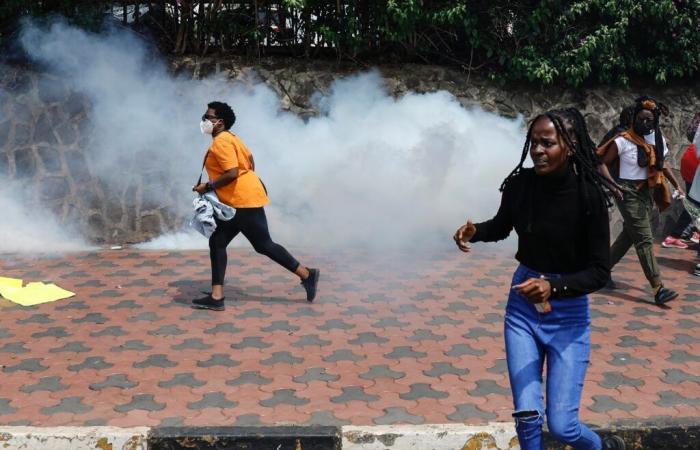 tear gas and arrests during a march against femicide