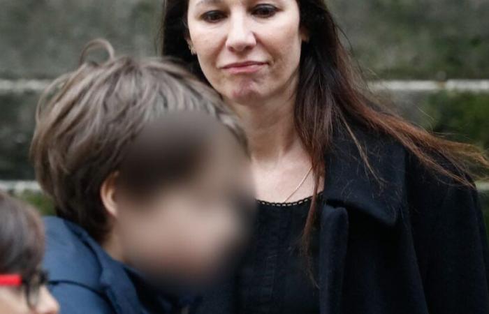 Emma and Henrik, Niels Arestrup's 12-year-old twins, pay one last visit to their father in front of Saint-Roch church