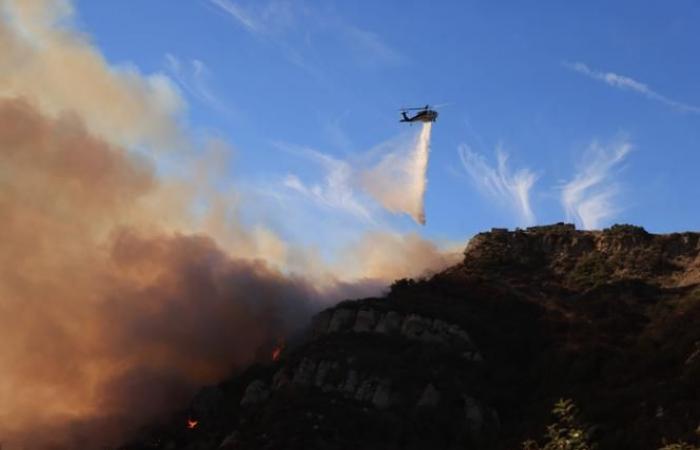 thousands of people evacuated from Malibu, in the grip of a major fire