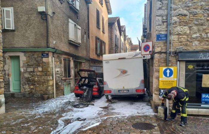 A car on fire in the heart of the Villefranche bastide town, the fire spreads to a camper van