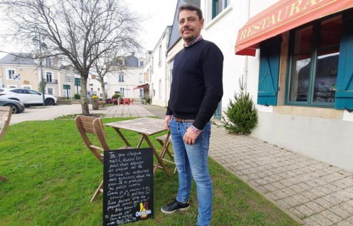 The owner of a bar in Loire-Atlantique denounces, with humor, the daily dog ​​droppings on his terrace