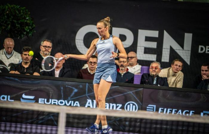 Elise Mertens wins the final of the Caen Open, after a painful double fault