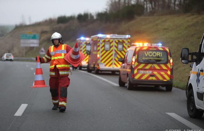 a car crashed on the shoulder and a seriously injured person before the Troissereux tunnel