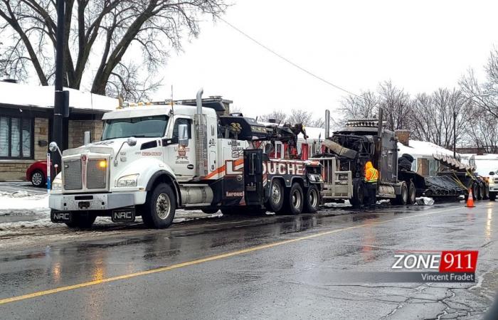 An impressive fire from a truck completely on fire in Quebec