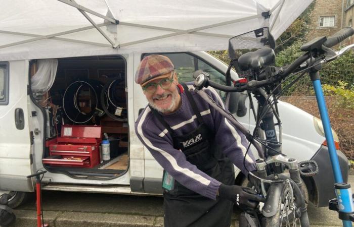 In Côtes-d'Armor, Luc repairs your bikes, at home and in the markets