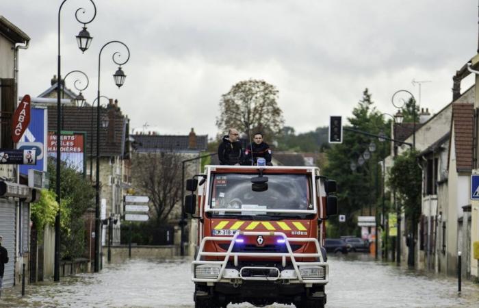 Motorists drive onto flooded road and find themselves trapped