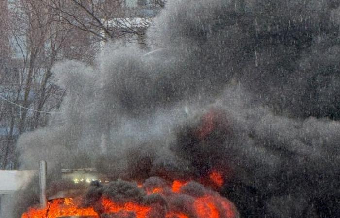 An impressive fire from a truck completely on fire in Quebec