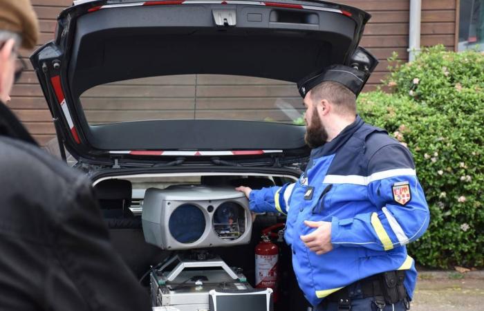 They overturned a bus to train these students from Haute-Loire in the event of an accident