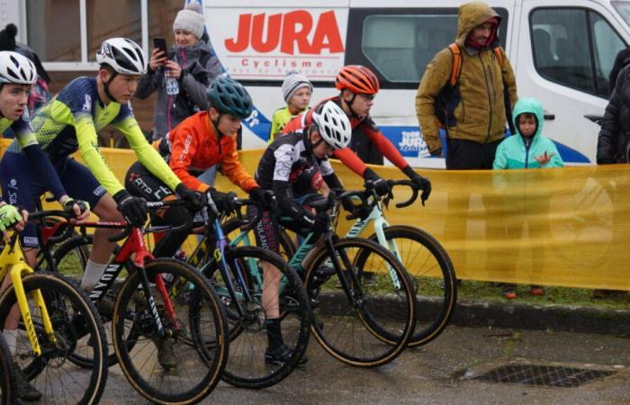 Creusot Cycling: Mathieu Perroux at the foot of the podium at the Regionals in Château Chinon, Hugo Antunes on the podium in the Jura