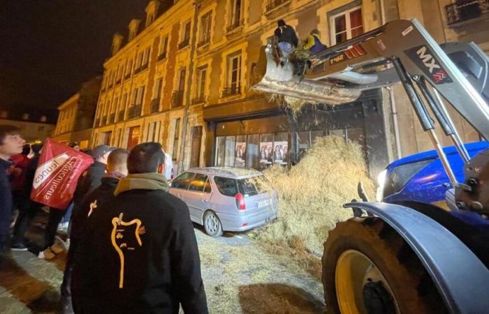 Night action of the Young Farmers of La Manche in front of the office of MP Anna Pic