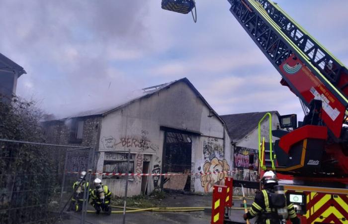 a fire destroys an abandoned hangar in the Saint-Sauveur wasteland