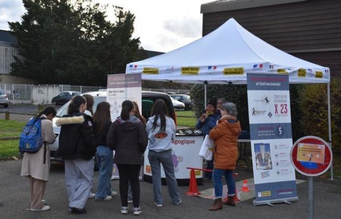 They overturned a bus to train these students from Haute-Loire in the event of an accident