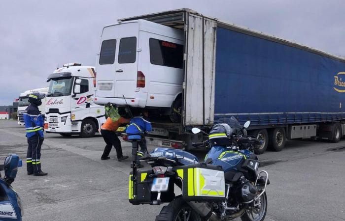 The van in the trailer of a heavy goods vehicle seems precariously balanced: can we leave bulky items protruding from the trunk?