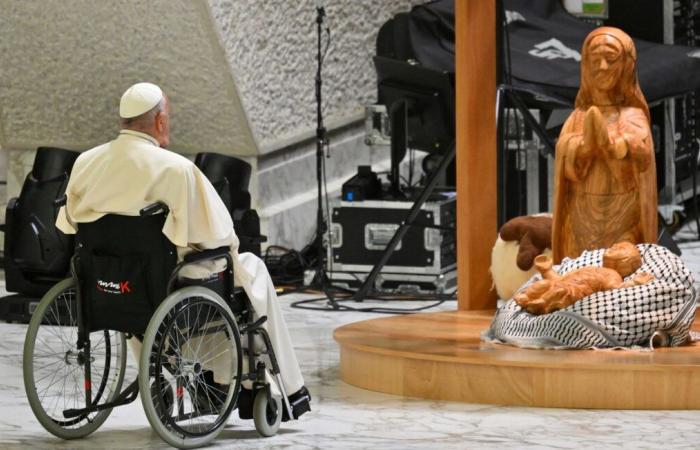 Jesus placed on a keffiyeh… Why did Pope Francis pray in front of this nativity scene?