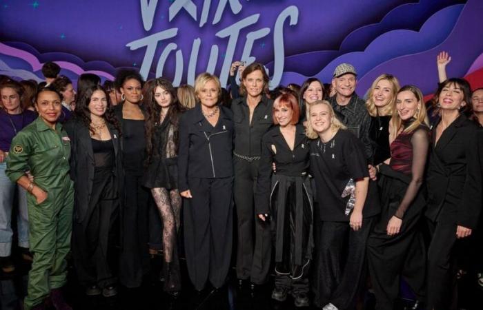 Muriel Robin and her wife Anne Le Nen surrounded by Nolwenn Leroy, Catherine Ringer and her daughter Simone… for an important evening