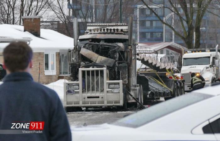 An impressive fire from a truck completely on fire in Quebec