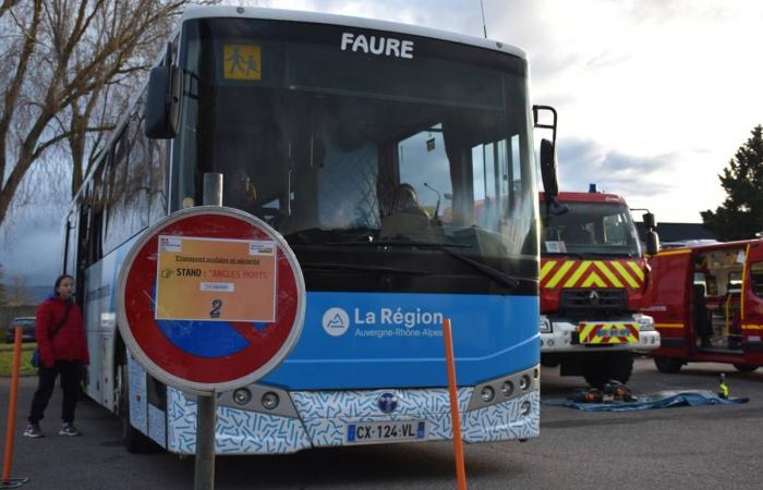 They overturned a bus to train these students from Haute-Loire in the event of an accident