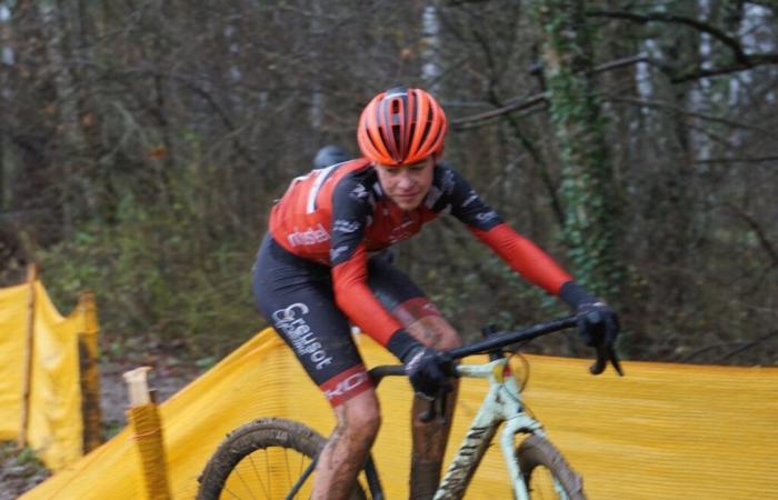 Creusot Cycling: Mathieu Perroux at the foot of the podium at the Regionals in Château Chinon, Hugo Antunes on the podium in the Jura