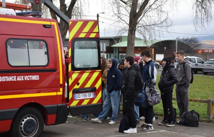 They overturned a bus to train these students from Haute-Loire in the event of an accident