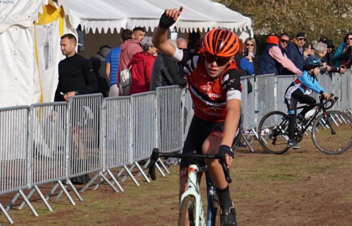 Creusot Cycling: Mathieu Perroux at the foot of the podium at the Regionals in Château Chinon, Hugo Antunes on the podium in the Jura