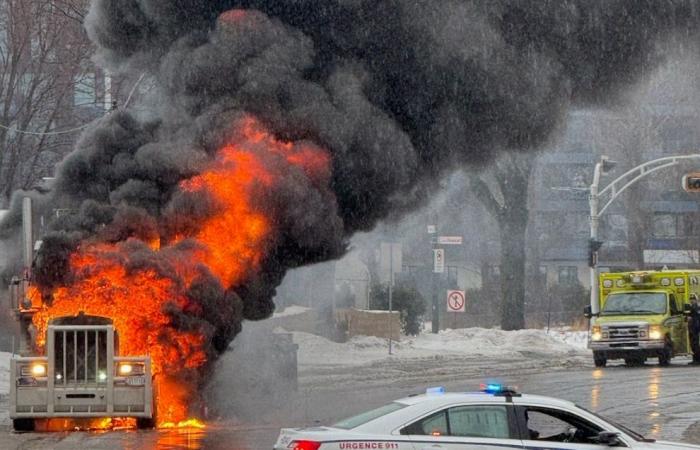 An impressive fire from a truck completely on fire in Quebec