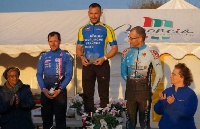 Creusot Cycling: Mathieu Perroux at the foot of the podium at the Regionals in Château Chinon, Hugo Antunes on the podium in the Jura