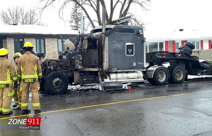 An impressive fire from a truck completely on fire in Quebec