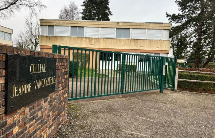 a college in Eure evacuated and closed