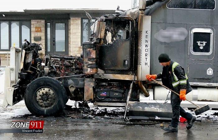 An impressive fire from a truck completely on fire in Quebec