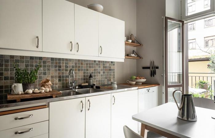 A small 33m2 apartment with mezzanine in beige tones