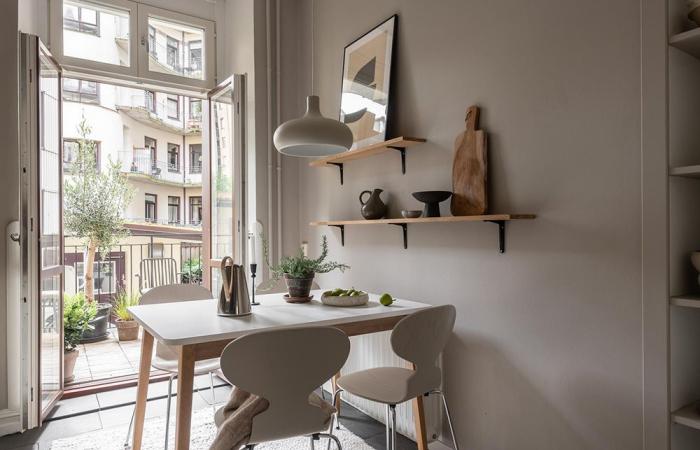 A small 33m2 apartment with mezzanine in beige tones