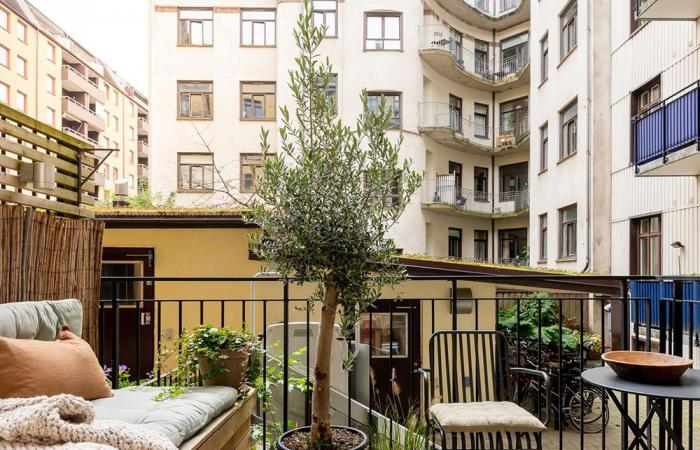 A small 33m2 apartment with mezzanine in beige tones