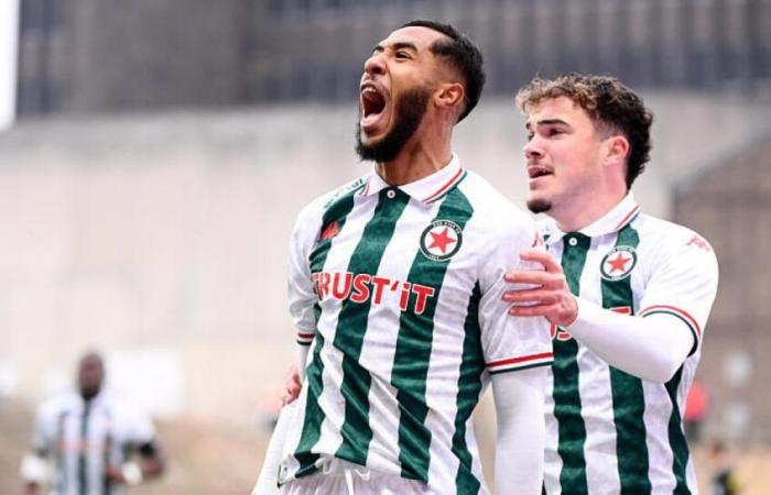 Red Star plays against Grenoble at half-time