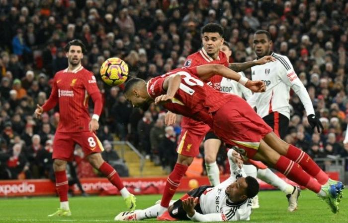 Liverpool resists ten men, Arsenal stalls against Everton