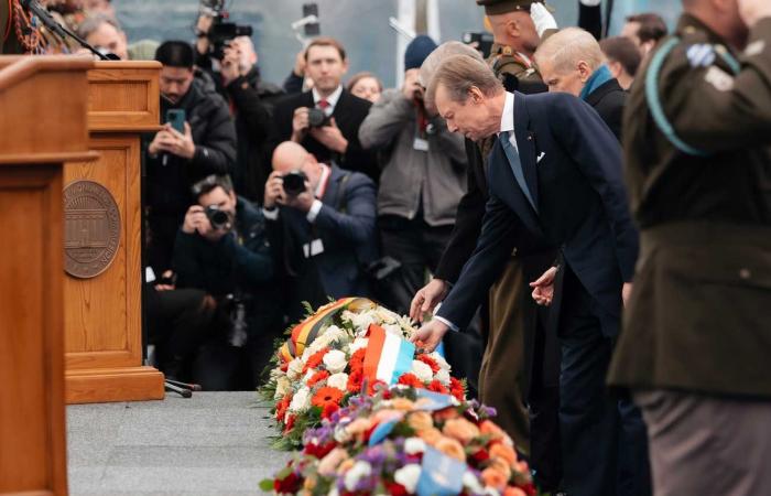 The Belgian royal couple and the grand ducal couple throw nuts in Bastogne for the 80th anniversary of the Battle of the Bulge