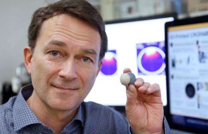 Better cure eye cancer with personalized radioactive implants