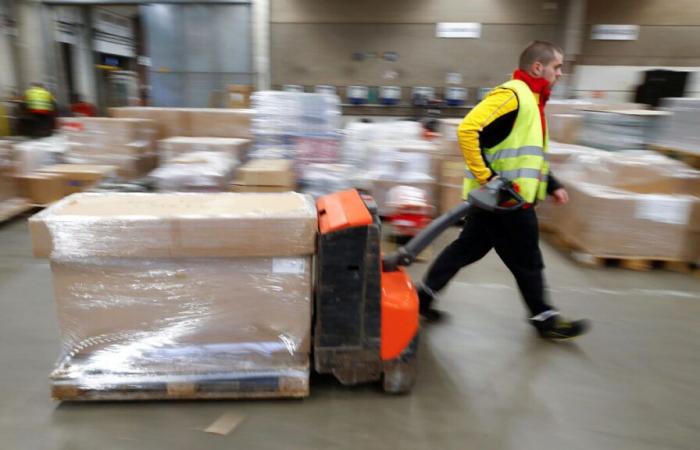 Thousands of Christmas packages blocked by a strike by carrier DHL employees