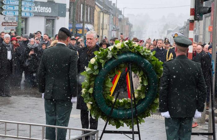 The Belgian royal couple and the grand ducal couple throw nuts in Bastogne for the 80th anniversary of the Battle of the Bulge