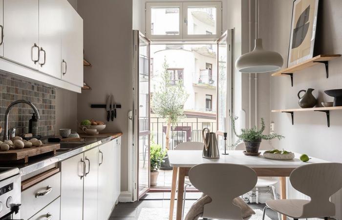 A small 33m2 apartment with mezzanine in beige tones