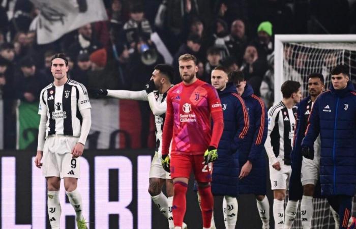 Juve, whistles after the 2-2 draw with Venezia. And Vlahovic argues with the curve