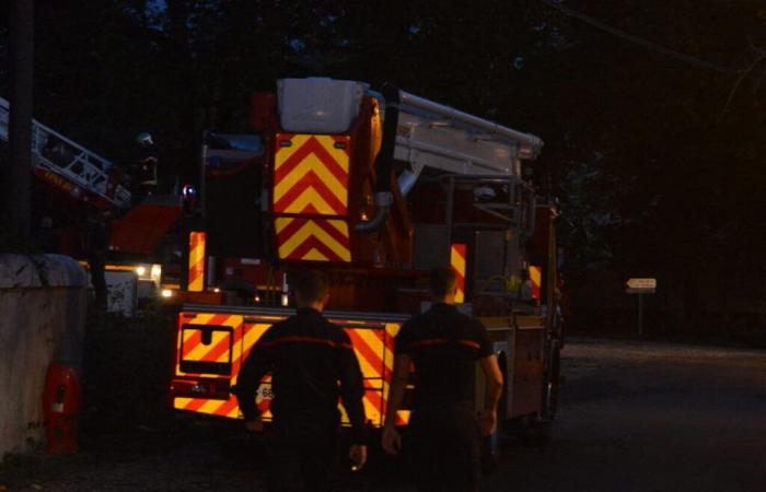 In Gironde, firefighters take action to extinguish a fire in Cardan