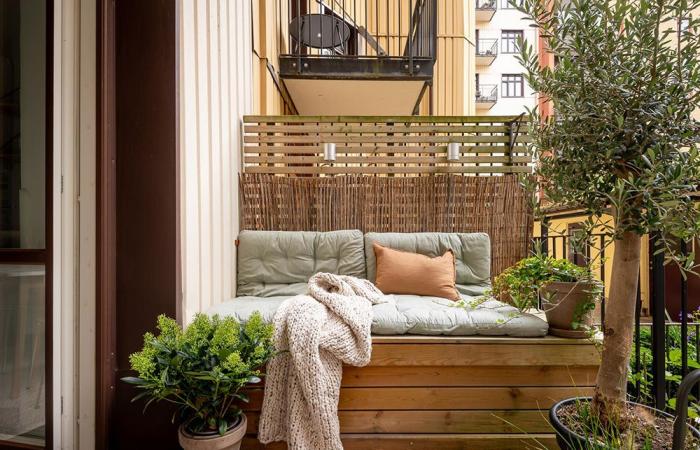 A small 33m2 apartment with mezzanine in beige tones