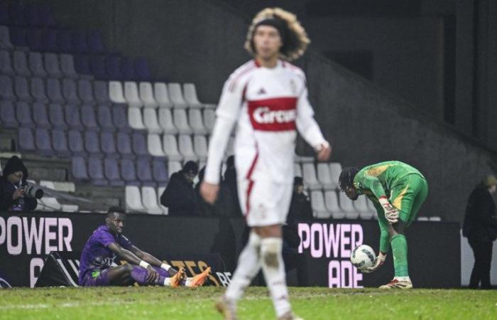 Red lantern Beerschot is stuck at a draw against weak Standard after a strong game from goalkeeper Epolo