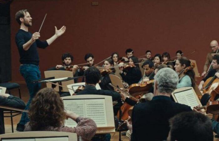 Dieppe double bassist Fabien Coquant alongside Benjamin Lavernhe in En Fanfare